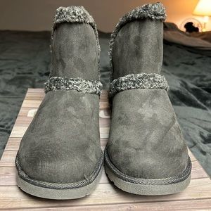 Women’s boots NWT Yara by Makalu California color is gray. Size 8.5 M